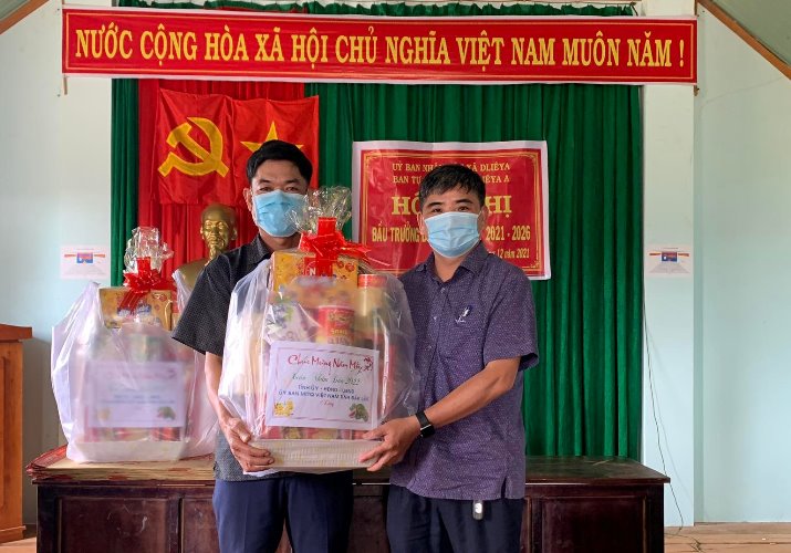 Văn phòng UBND tỉnh thăm, chúc Tết và tặng quà Buôn kết nghĩa nhân dịp Tết Nguyên đán Nhâm Dần 2022